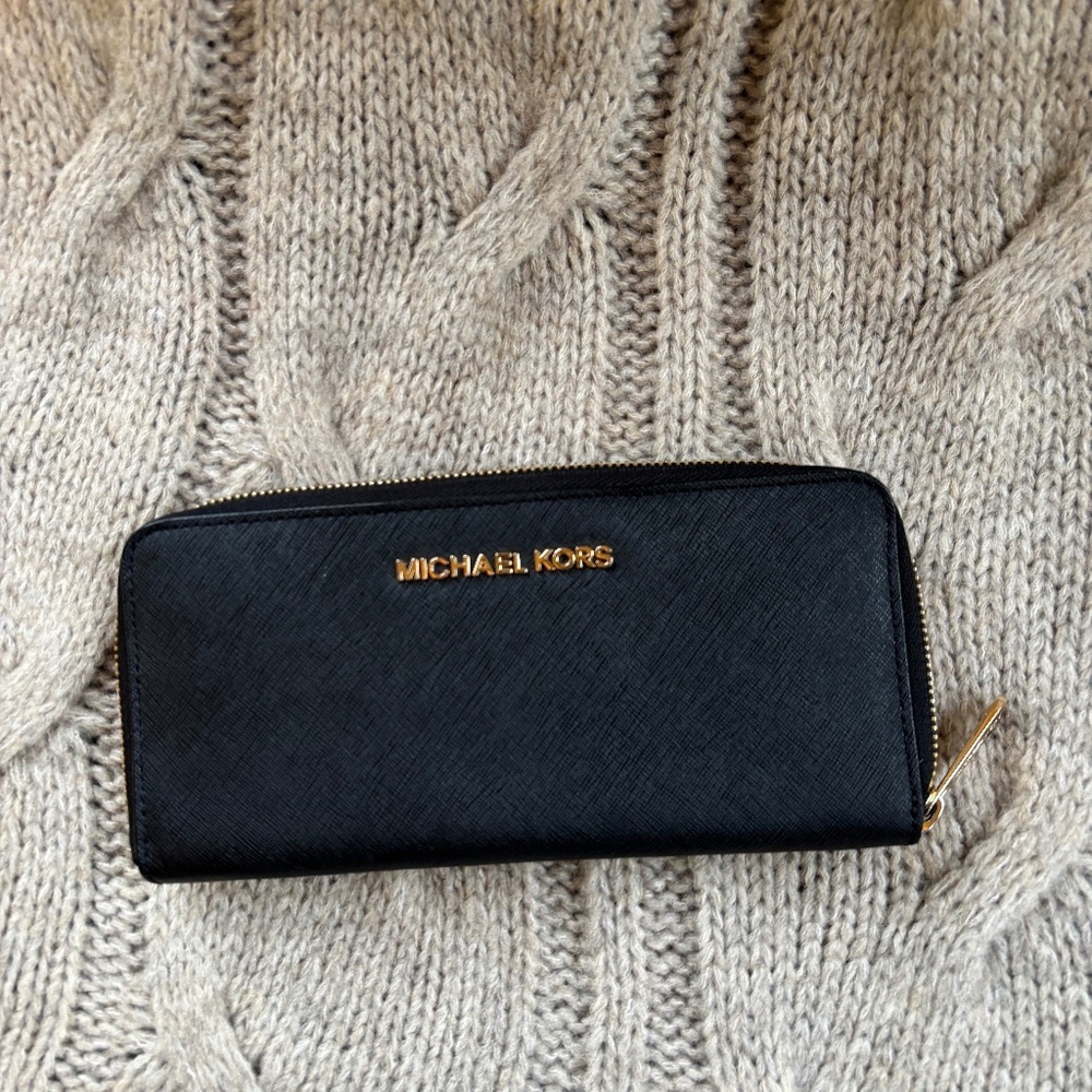 Michael Kors Zip Around Wallet